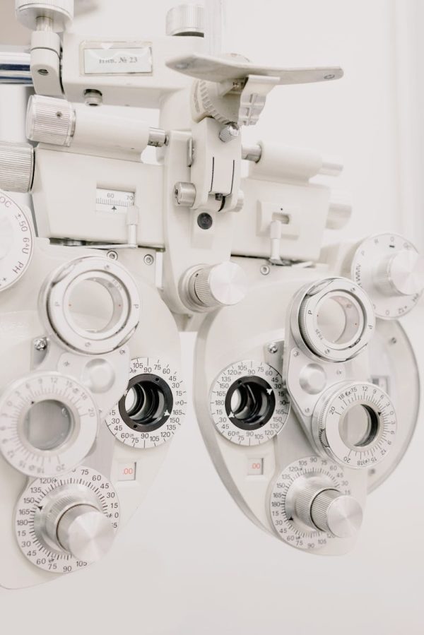 modern device phoropter in ophthalmology clinic Examen de la vista
